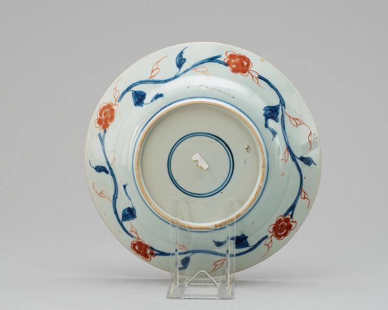 A polychrome plate, Qing dynasty, early 18th cent.