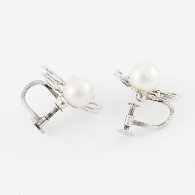 A pair of earrings in 18K gold with a cultured pearl.