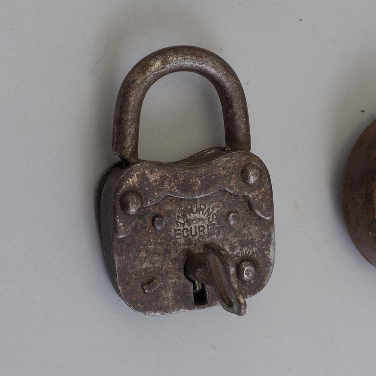A COLLECTION OF ELEVEN DIFFERENT HANGING LOCKS, 19th/20th century.