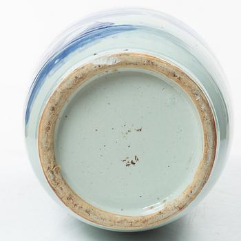 A porcelain vase, China, l19th century.