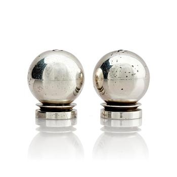 523. Georg Jensen, a pair of sterling silver salt shakers, model 'Pyramid/ Pyramide', design Harald Nielsen, no 632, Copenhagen after 1945.
