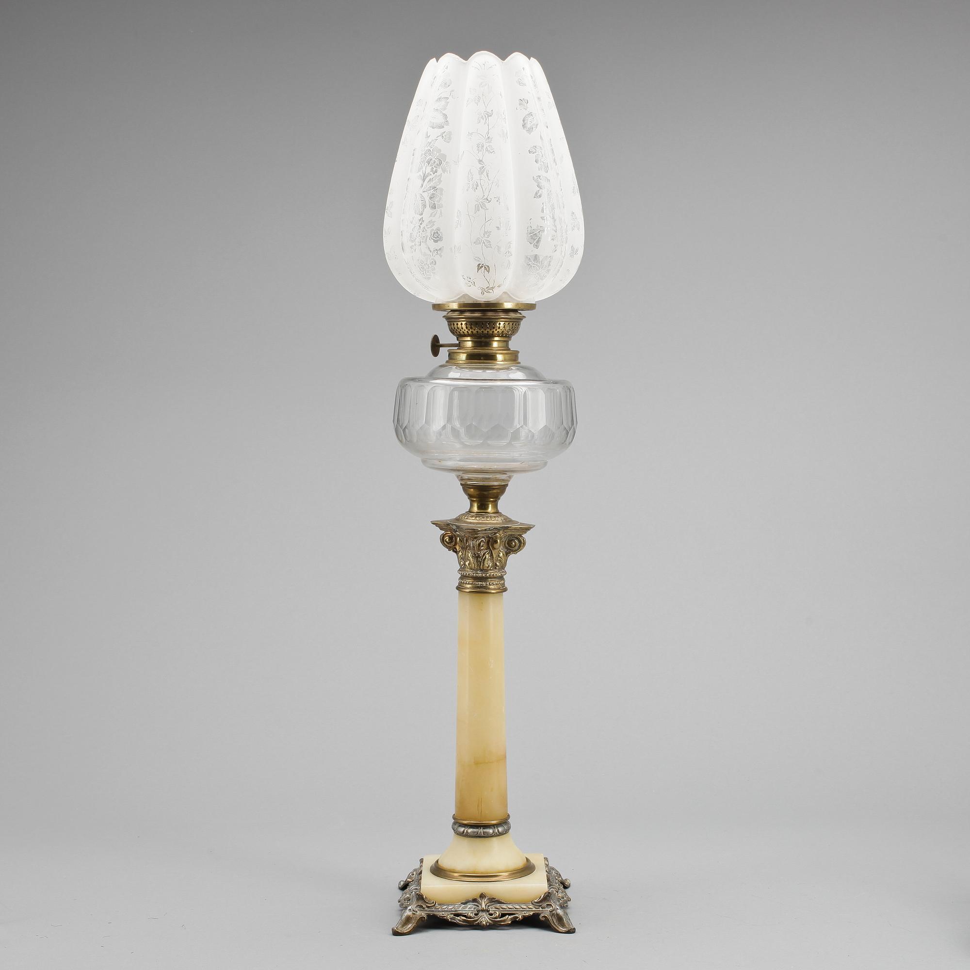 FOTOGENLAMPA, alabaster och mässing, omkring sekelskiftet år 1900.