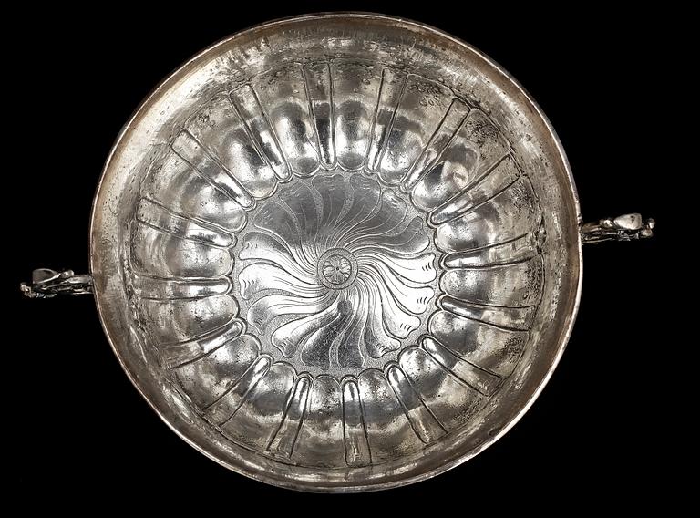 SKÅLAR, 2 st, silver, en med svenska konstrollstämplar, 1900-talets första hälft. Tot vikt ca cirka 658 gram.