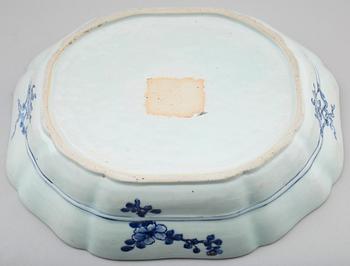 BÅLSKÅLAR, 2 st samt SKÅLFAT, porslin, Kina, 1700-tal.
