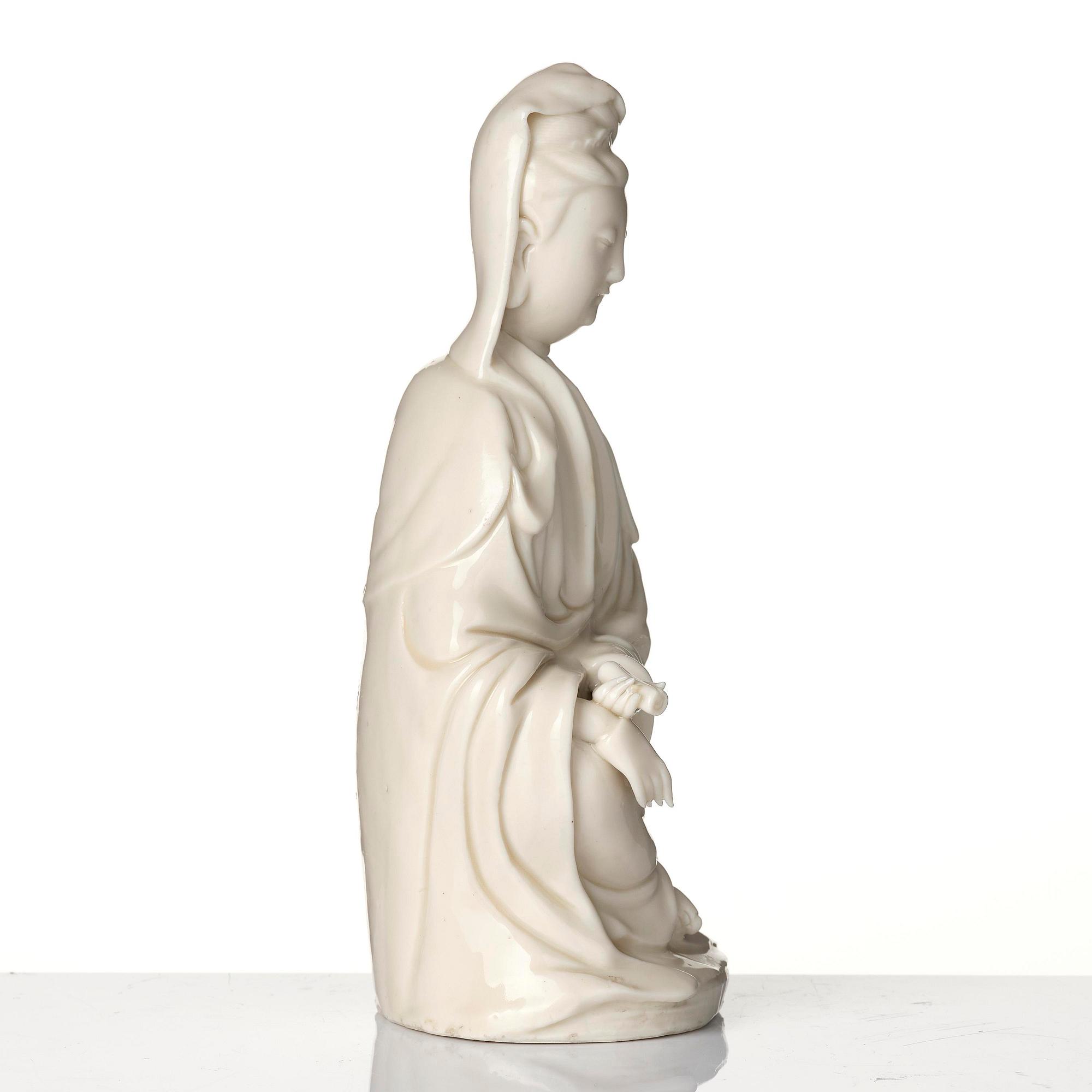 A blanc de chine figure of Guanyin, Qing dynasty. 19th century.