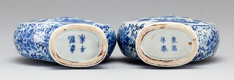 PILGRIMSFLASKOR, ett par, porslin, Kina, sen Qing.
