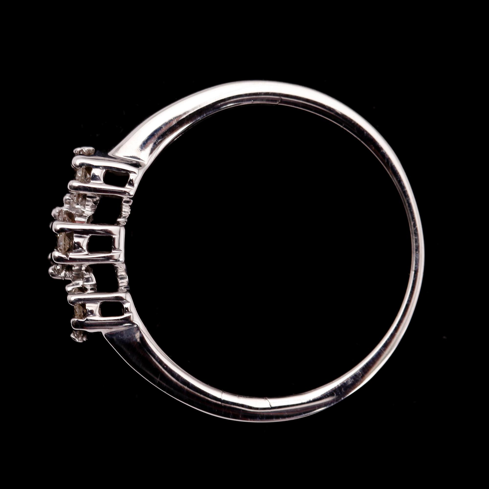 RING, 18 k vitguld, briljantslipade diamanter totalt 0.30 ct.  Total vikt ca 3,3 gram.