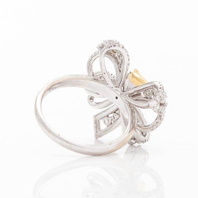 Ring, rosett, 18K vitguld, med gul kuddslipad diamant samt klara briljantslipade diamanter.