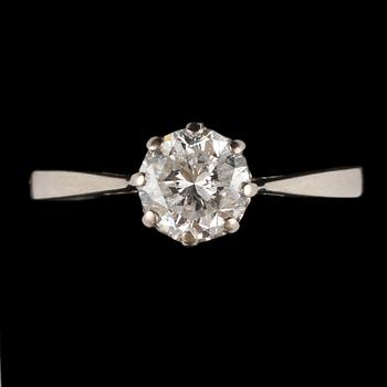RING, 18k vitguld med briljantslipad diamant, 0.85 ct, 1900-talets andra kvartal. Vikt 2 g.