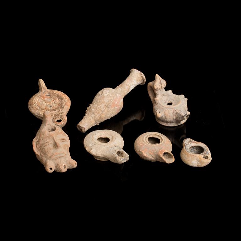 OLJELAMPOR OCH KÄRL, 7 st. Lergods, medelhavsområdet, romersk tid och efter.