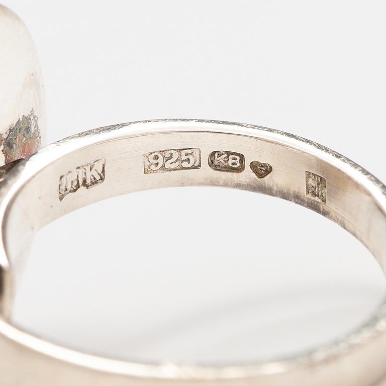 Halsband och ring, sterlingsilver, spektroliter. Kaunis koru, Helsingfors 1987.