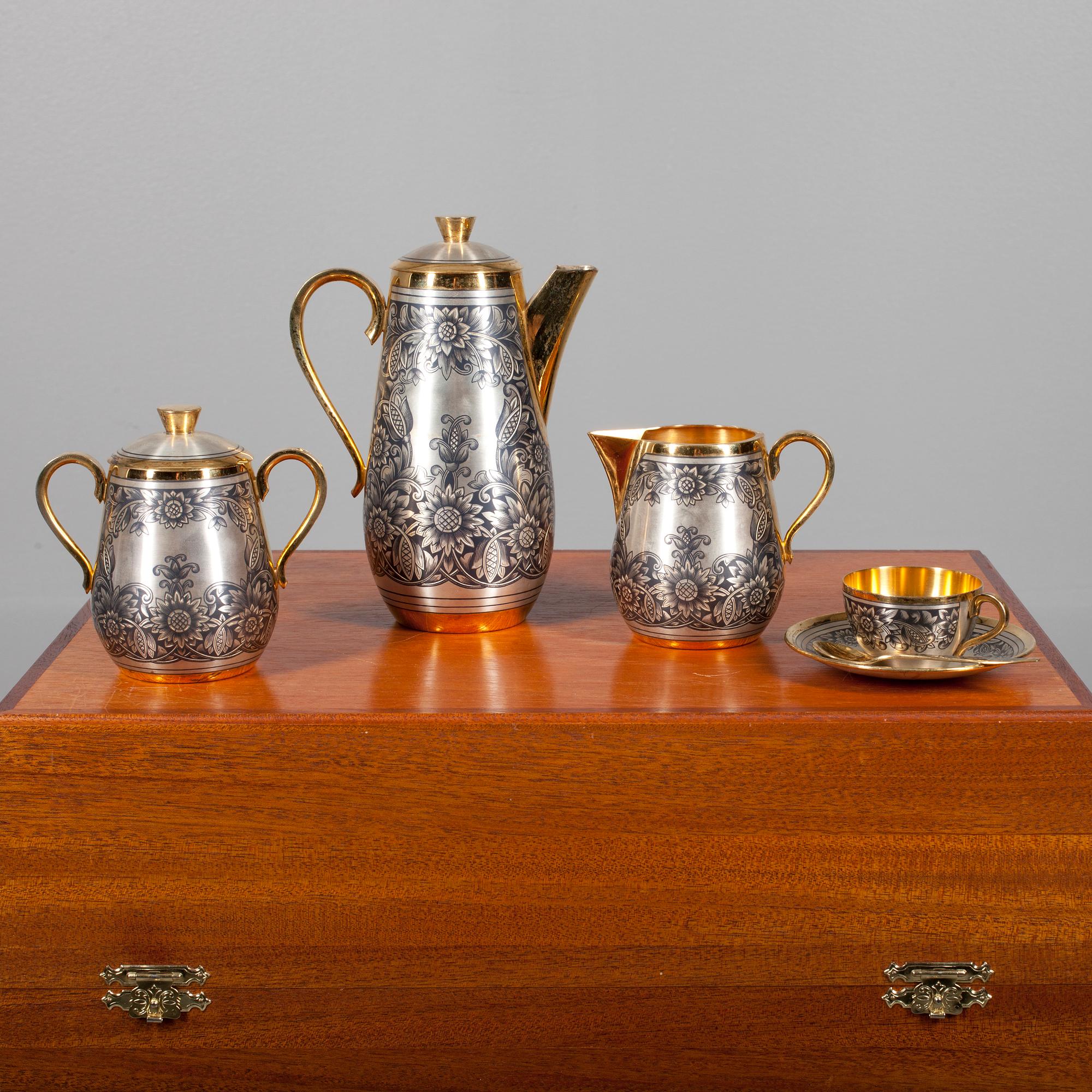 KAFFESERVIS, 3 DELAR samt KOPPAR MED SKEDAR 6 ST, silver Sovjetunionen 1900-talets slut. Total vikt. 1563 g.