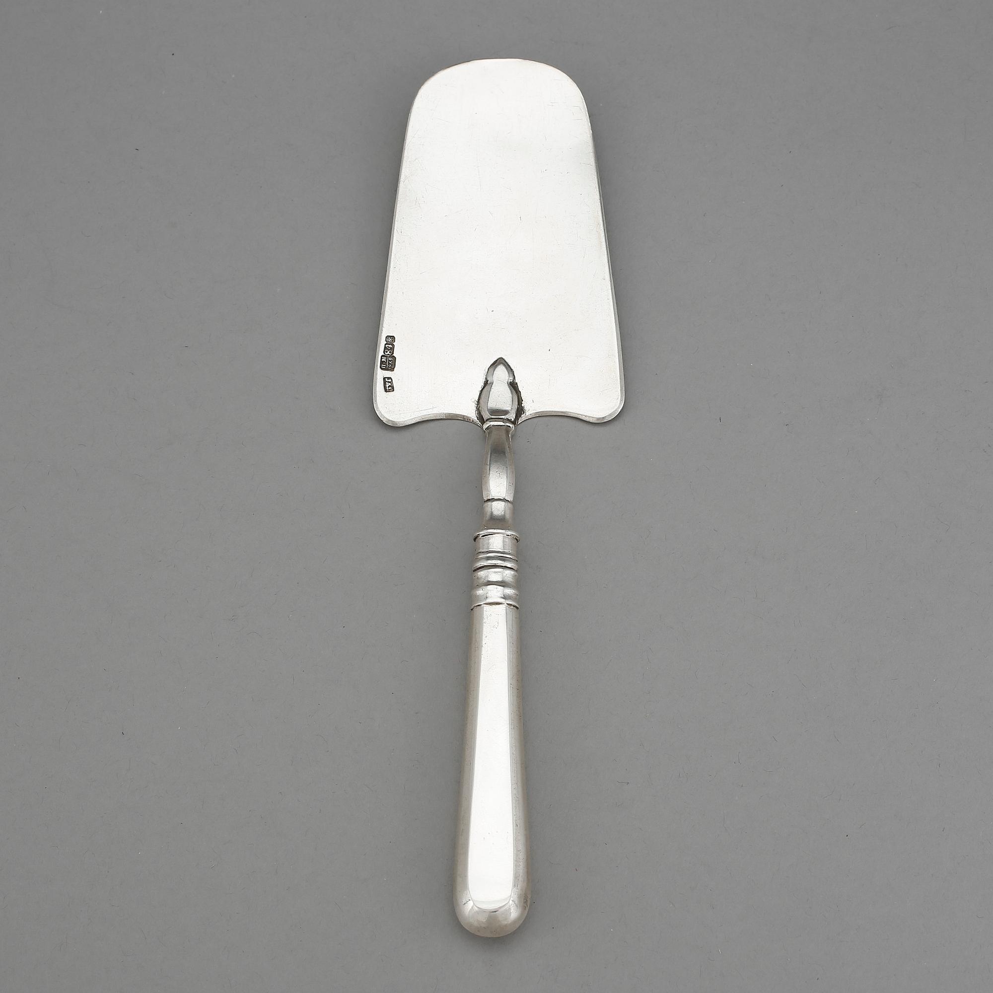 SERVERINGSSPADE, silver, Sankt Petersburg, 1868. Tot vikt ca 81 gram.