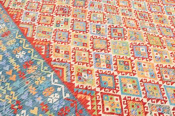 A CARPET, Kelim, ca 406 x 308 cm.