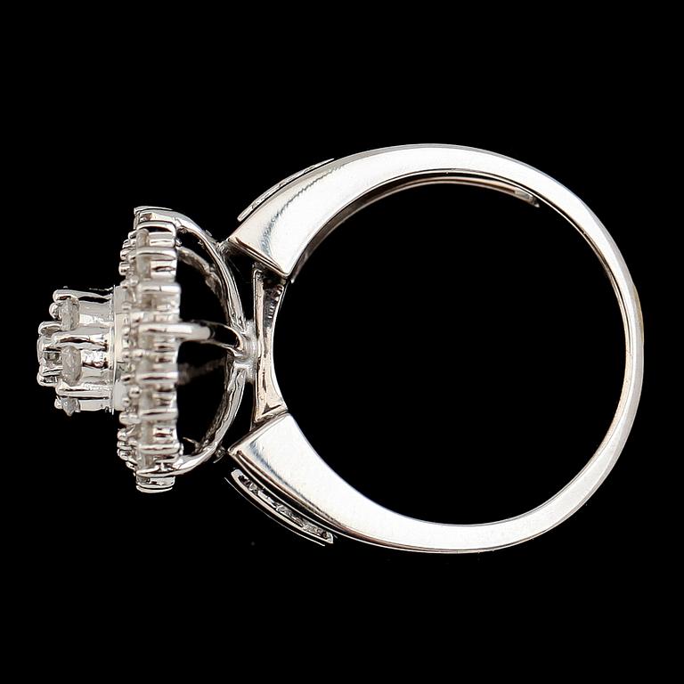 RING, 10 k vitguld, briljant- och baguettslipade diamanter tot ca 1.00 ct. Vikt ca 6,8 g.