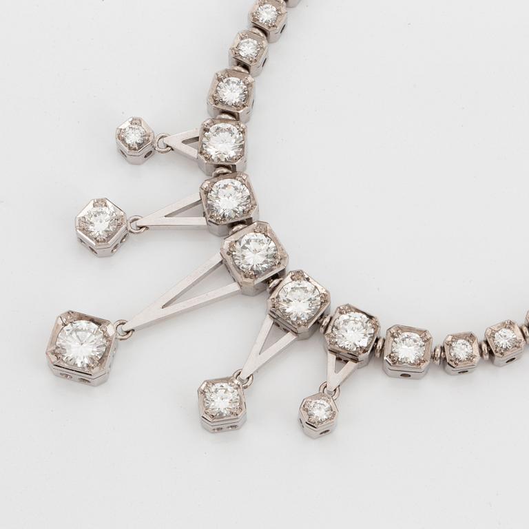 An Evert Lindberg necklace in 18K white gold set with round brilliant-cut diamonds 10.42 cts.