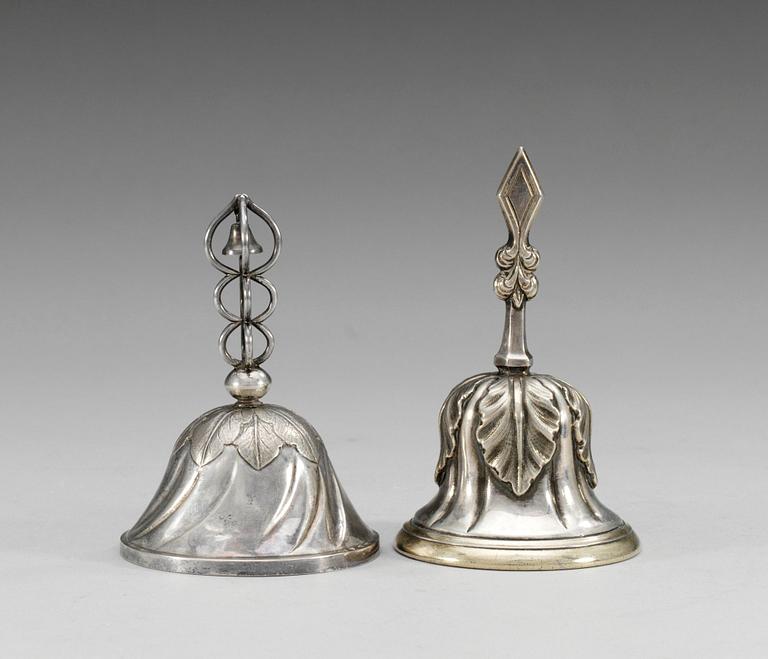 BORDSPINGLOR, 2 st, silver. A.Rothman d y, Örebro 1856 samt G.Möllenborg, Stockholm otydl årsstmpl.