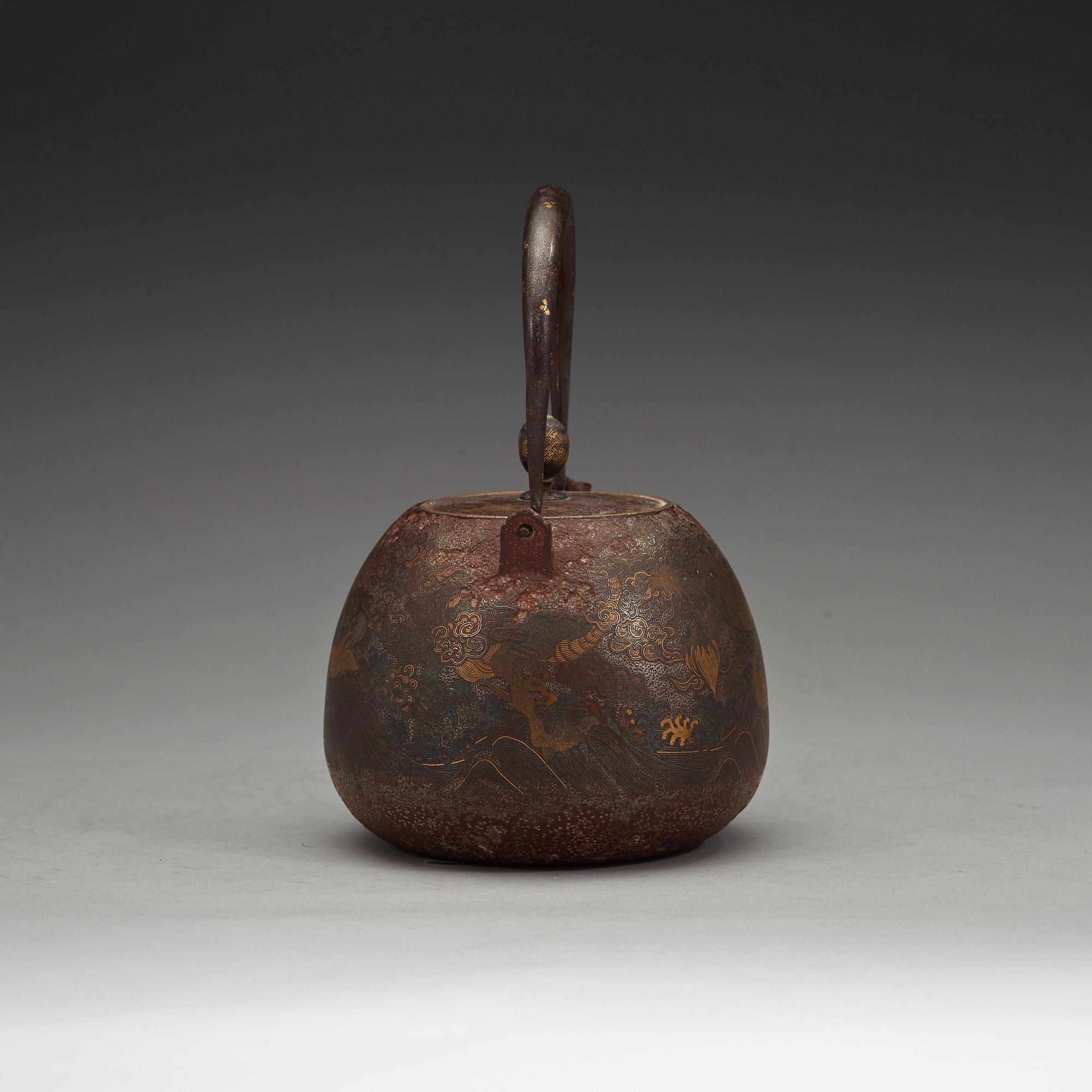 TEKANNA med LOCK, järn. Japan, Meiji (1868-1912).