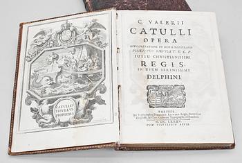 BÖCKER, 2 st, bla "Catulli Opera...", av Gaius Valerius, Paris 1685.