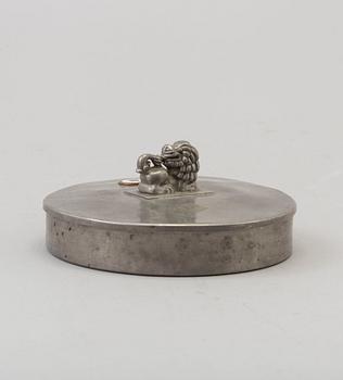ANNA PETRUS, troligen. Ask med lock, tenn, CG Hallberg, Stockholm, 1934.