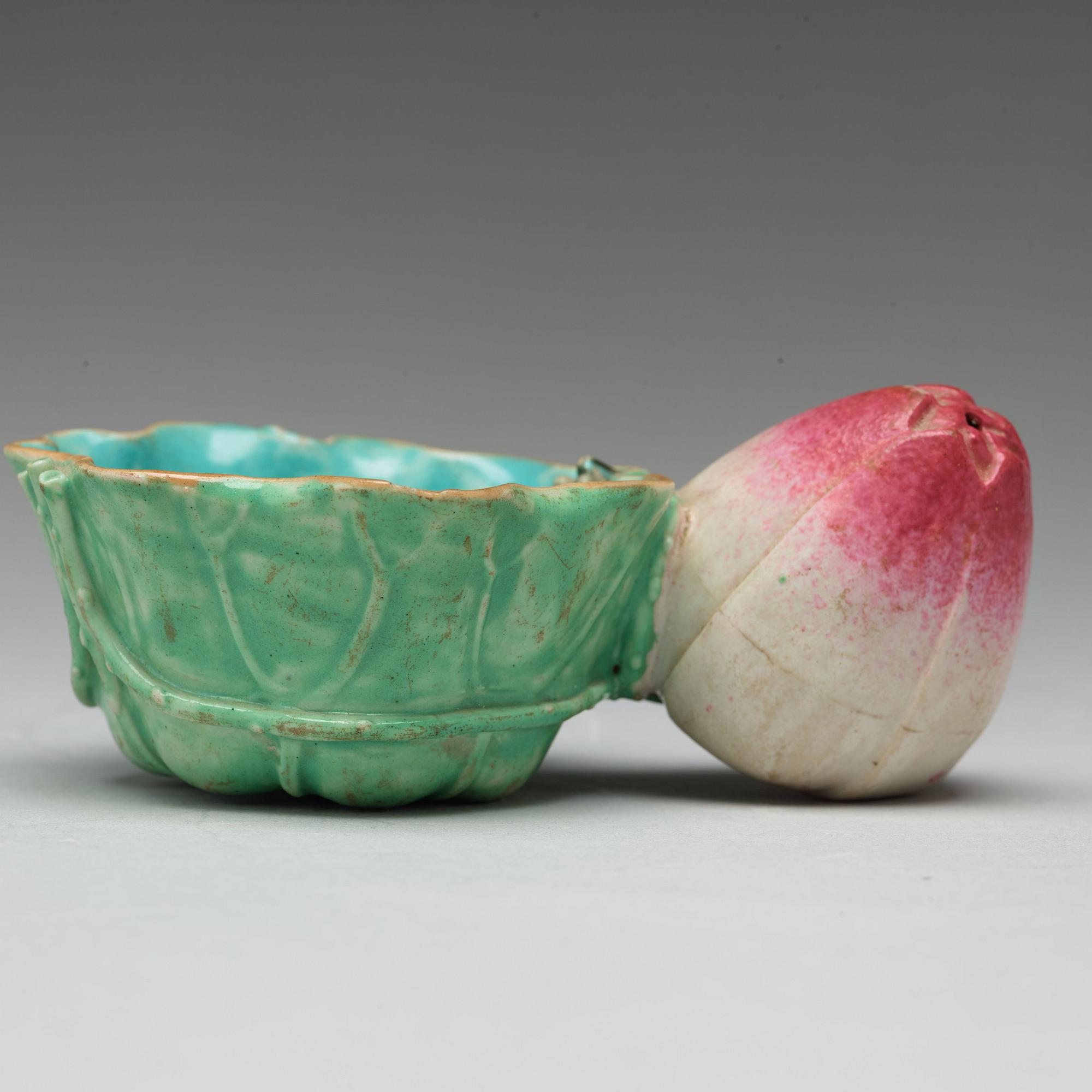 PENSELBAD med VATTENDROPPARE, porslin. Qing dynastin, 1800-tal.