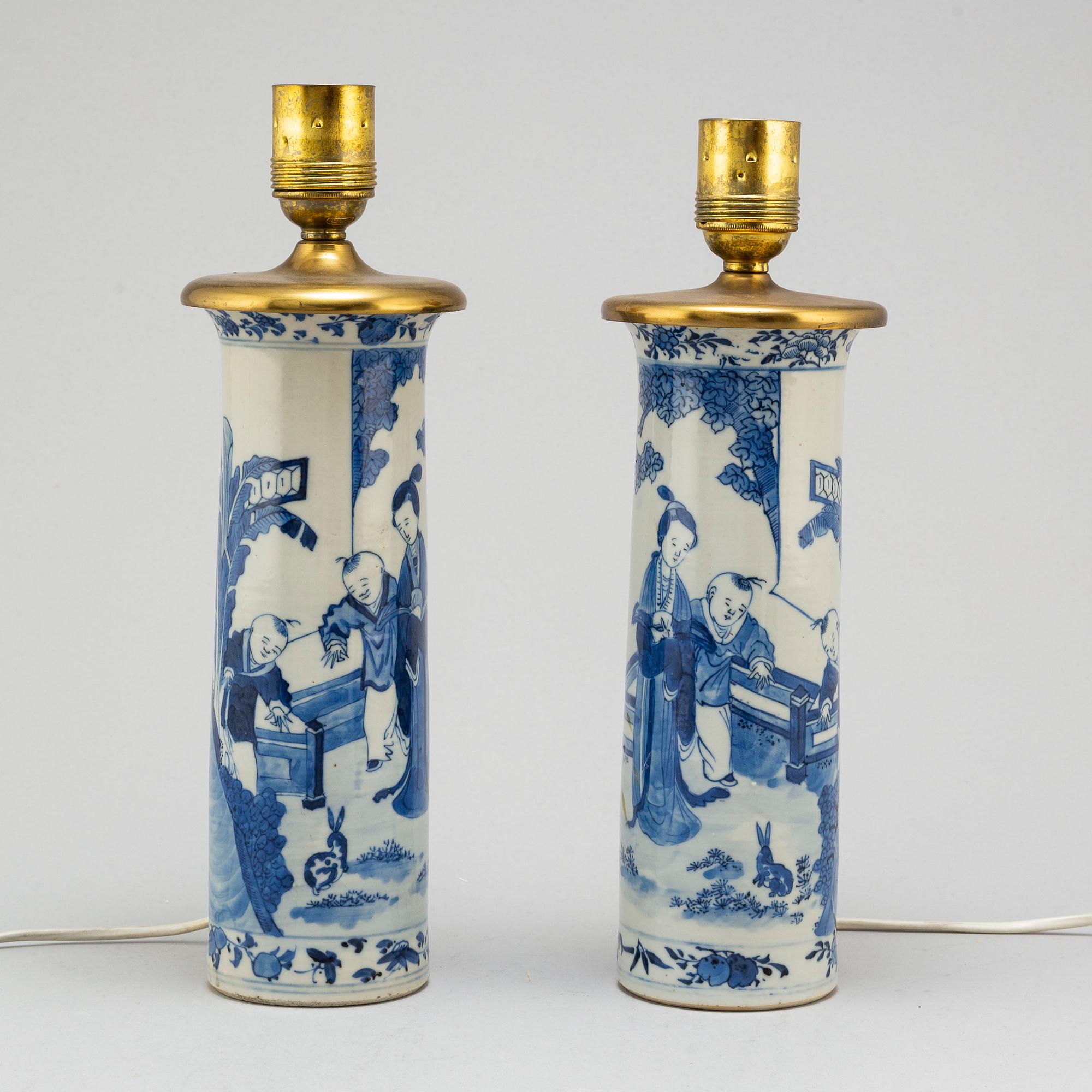 A pair of blue and white vases converted into table lampts, Qing dynasty, late 19th century.