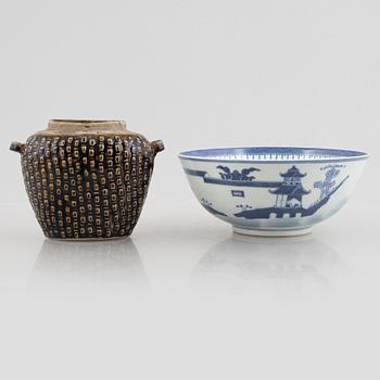 A blue and white bowl and a storage jar, Qing dynasty.