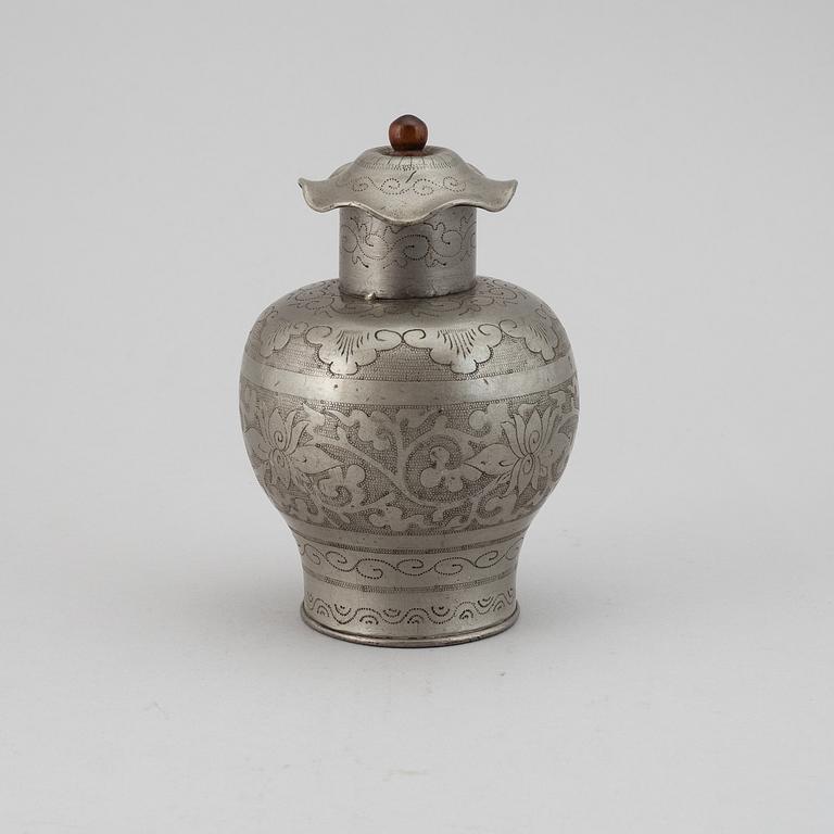 A pewter tea caddy with cover, late Qing dynasty, circa 1900.