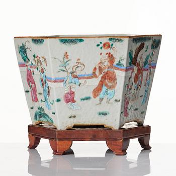 A large famille rose flower pot, Qing dynasty, 19th Century.