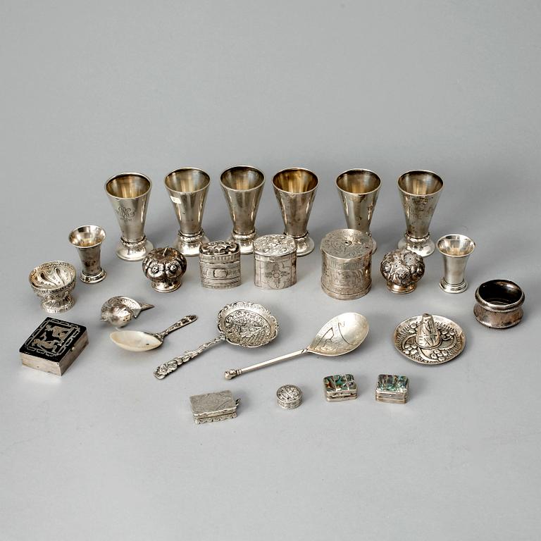 SAMLING SILVERFÖREMÅL, 25 delar, olika tillverkare, Europa, Centralamerika 1800-1900-tal. Tot ca 640 gram.