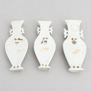 Väggvaser, porslin, Kina, sen Qingdynasti, omkring år 1900, samt 1900-tal.
