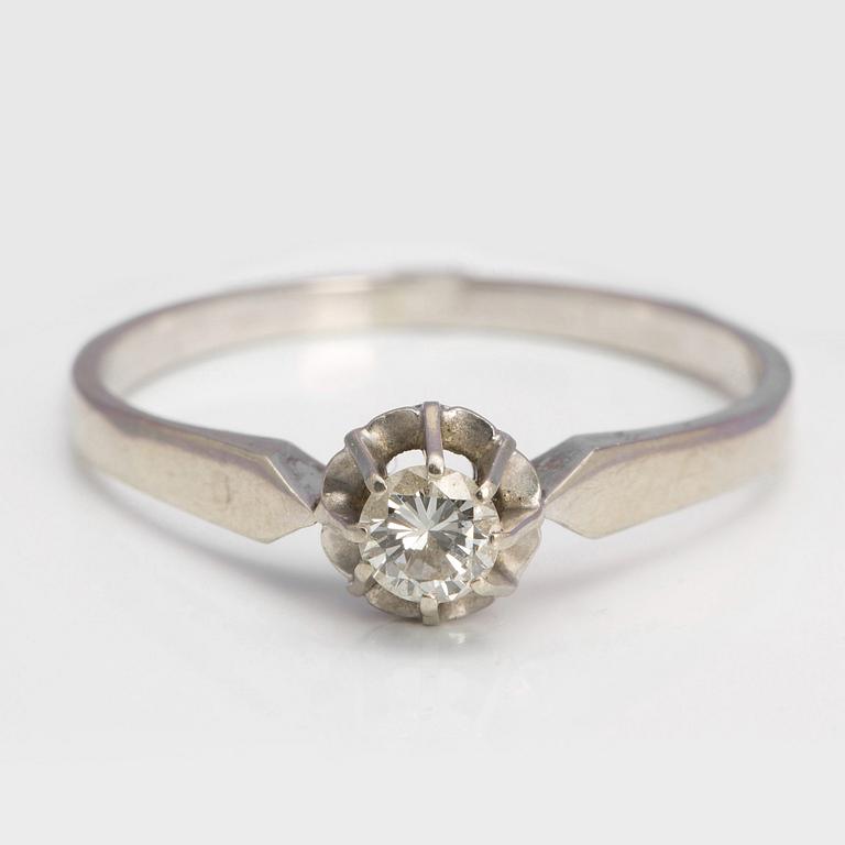 A ca 0.20 ct brilliant-cut diamond ring.