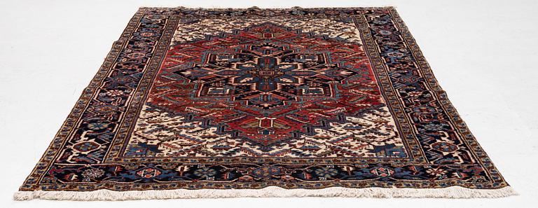 A Heris carpet, approx. 275 x 200 cm.