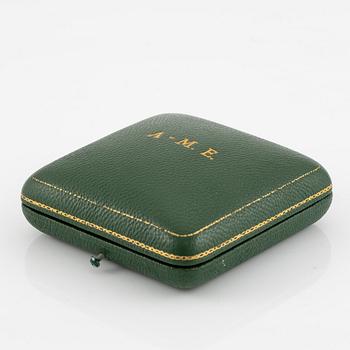 A W.A. Bolin necklace in 18K gold with pearls and white discs.