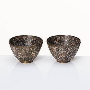 A pair of cloisonné cups, late Qing dynasty.