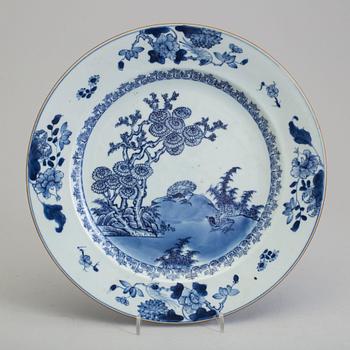 A blue and white porcelain dish, Qing dynasty, Qianlong (1736-95).