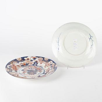 Tallrikar, två stycken, Assietter, tre stycken samt en skål, porslin. Japan, 1700-tal.