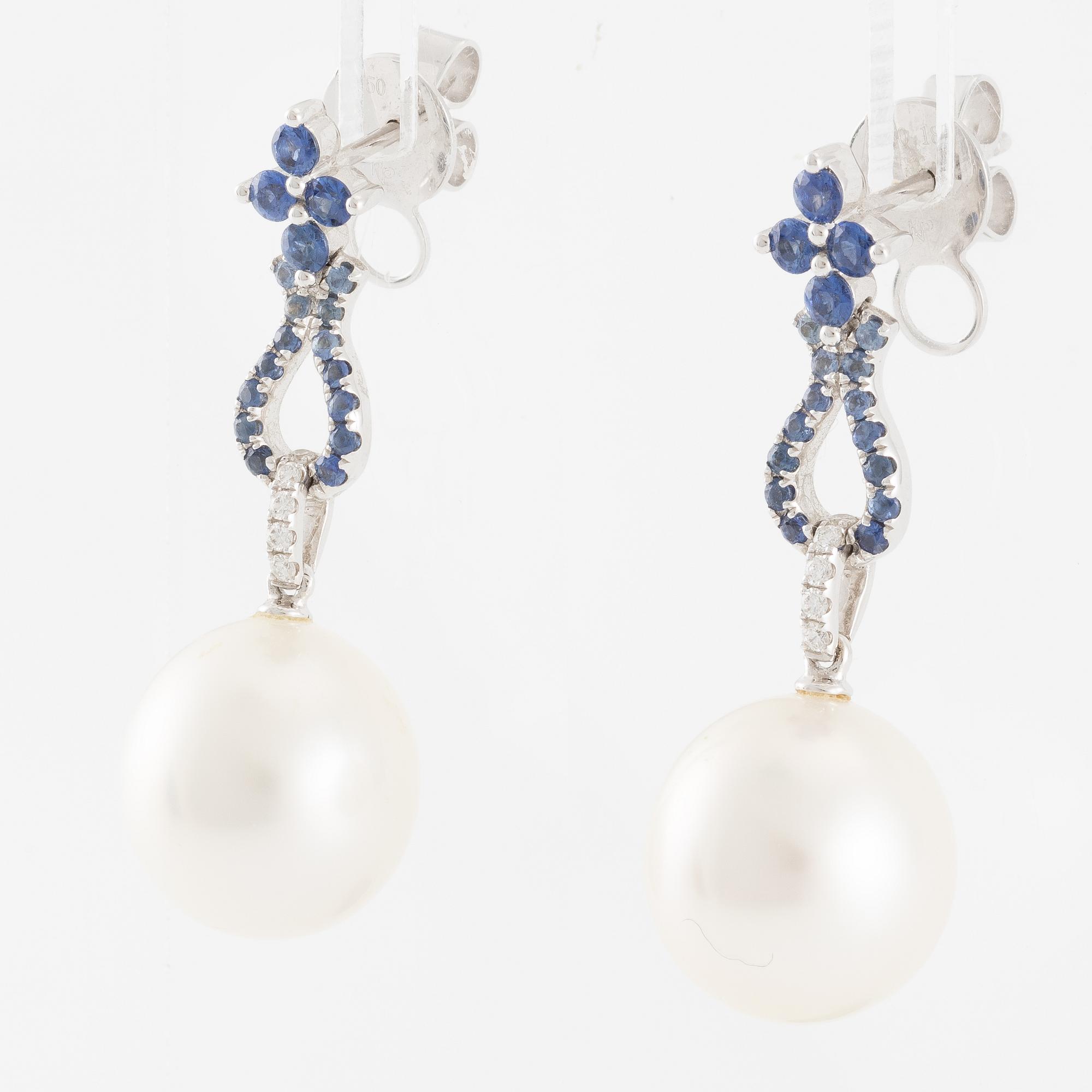 Örhängen, ett par, 18K vitguld med odlade South sea pärlor, safirer och briljantslipade diamanter.