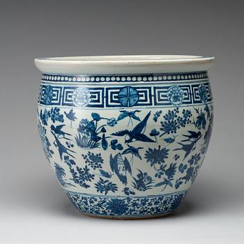 A large blue and white flower pot, late Qing dynasty.