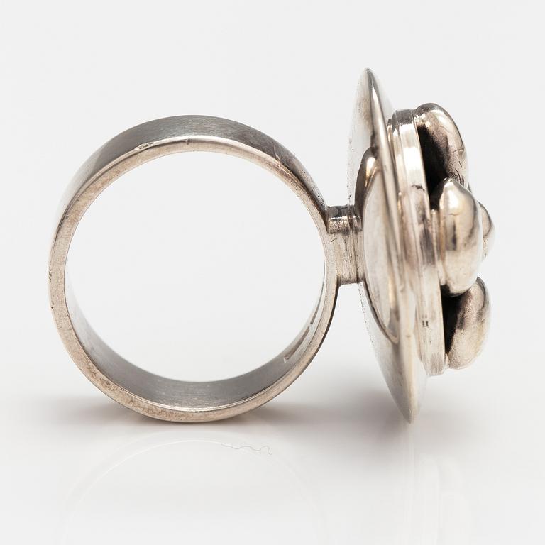 Saara Hopea, A silver ring. Ossian Hopea, Porvoo 1962.