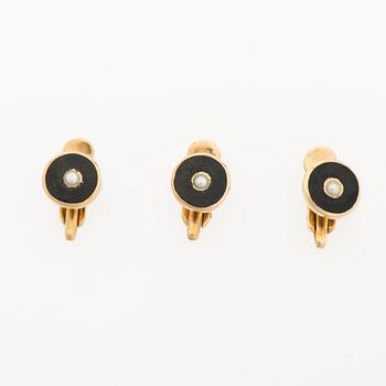 FRACKKNAPPAR, 3 st, 14K guld, pärlor, emalj. Oksanen Oy.