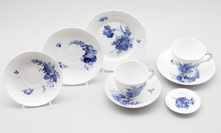 SERVISPORSLIN, 18 delar, porslin, "Blå Blomst", Royal Copenhagen.