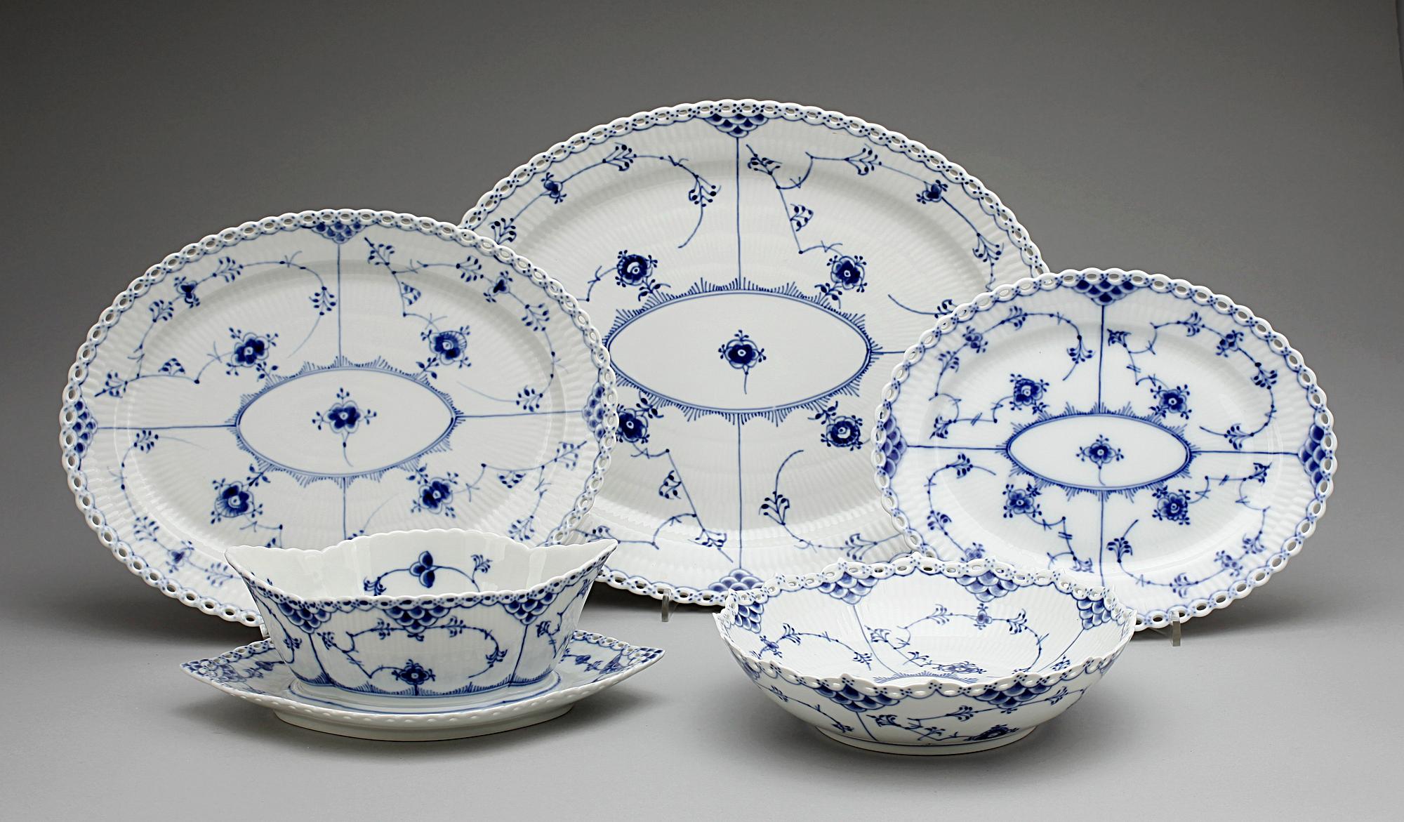 MATSERVIS, 96 delar, "Musselmalet", blandat hel- och halvblond, Royal Copenhagen, 1900-talets andra hälft.