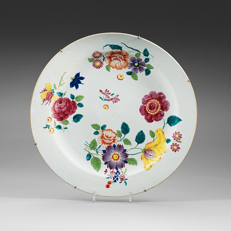 A famille rose charger, Qing dynasty, Qianlong (1736-95).