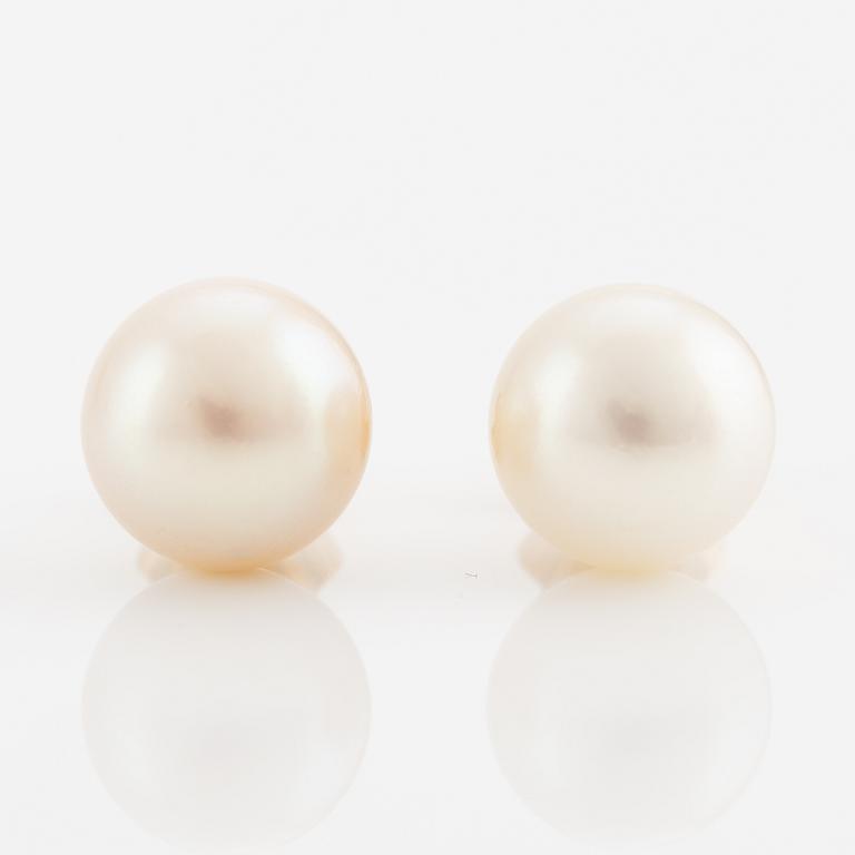 Earrings, a pair, 18K gold and cultured pearls.