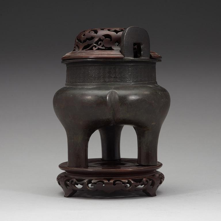 A bronze tripod censer, Qing dynasty (1644-1912).