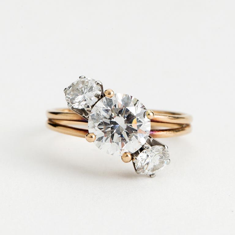 RING, 18K gold with one diamond >2 cts and two diamonds each approx. 0.50 cts.