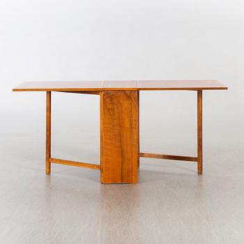 A 1930-40'S FOLDING TABLE.
