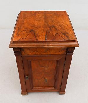 KOMMOD, omkring år 1900.