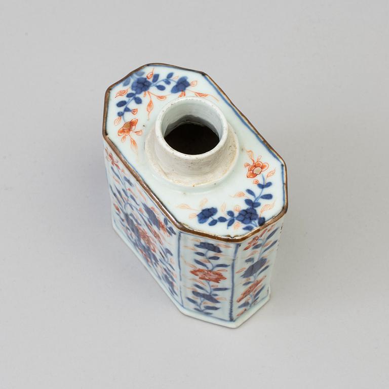 An imari tea caddy, Qing dynasty, Kangxi (1662-1722).